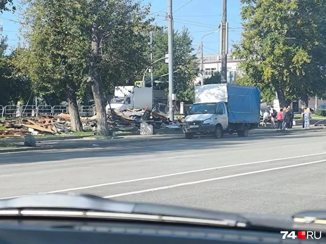 В Челябинске демонтирована неэстетичная остановка у Комсомольской площади на проспекте Ленина; новую конструкцию планируют установить позже.