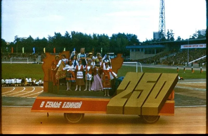 Воспоминания о праздновании 250-летия Челябинска в 1986 году: памятники, музеи, клумбы и прогулки по Миассу на паруснике.