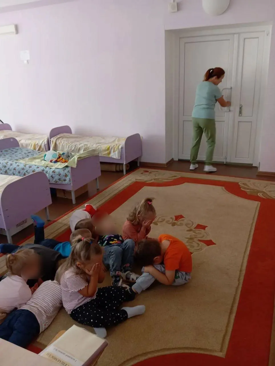 Учения по антитеррористической безопасности проходят в школах и детских садах региона; приведены примеры прохождения тренировки и основные цели мероприятия.