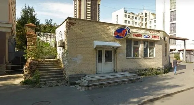 В Екатеринбурге снесут магазин «М1» на Мамина‑Сибиряка, 96, где торговали DVD и MP3. Здание построено в 90‑е годы, точка закрылась после 2020 года; рядом находятся памятники архитектуры, перед сносом проведена экспертиза.