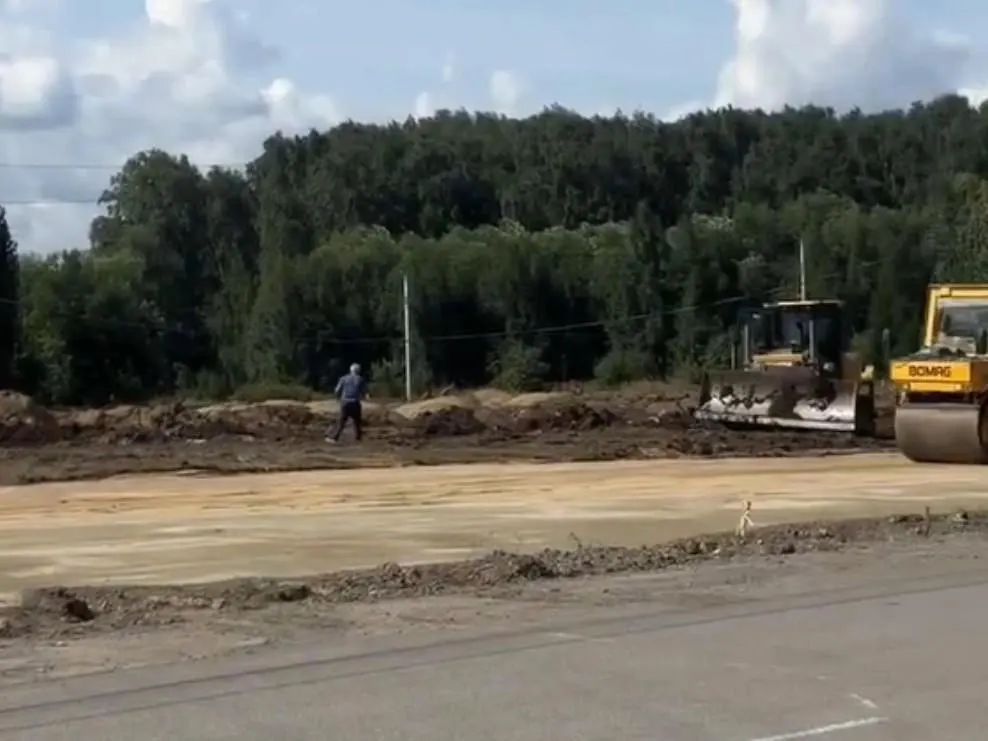 Во время работ остановку «Улица Лыжных Батальонов» в направлении центра разместят у входа на городской пляж; реконструкция кольца началась летом и оценивается в 80 млн рублей, завершение запланировано на середину сентября.