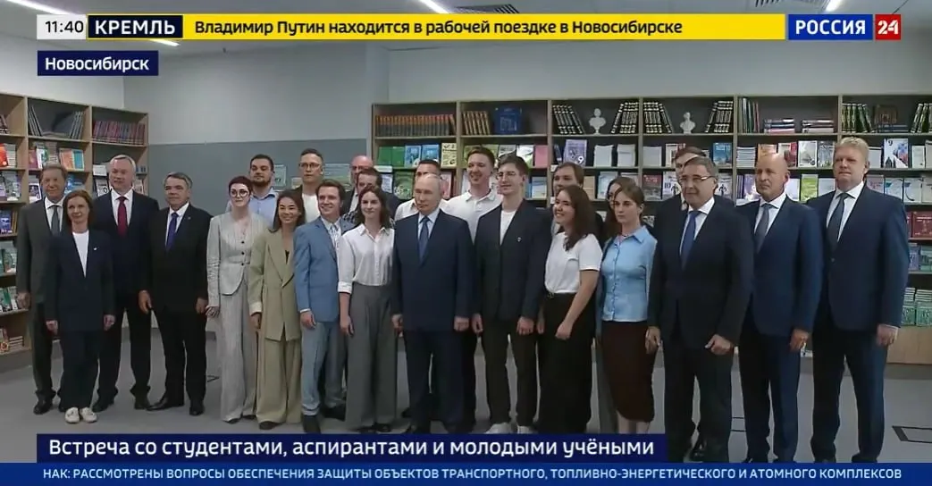 Новый механизм возврата книг идентифицирует издание, обновляет электронные записи и возвращает книги на полки, доступ к ним открыт круглосуточно; позже визит президента перешёл к Кольцово.
