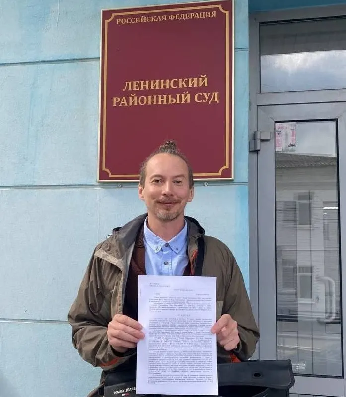 Ленинский районный суд Перми оштрафовал активиста Льва Самоловских на 10 тысяч рублей за публикацию заявки на митинг с обсуждением дефицита бензина; мэрия Перми запретила акцию.