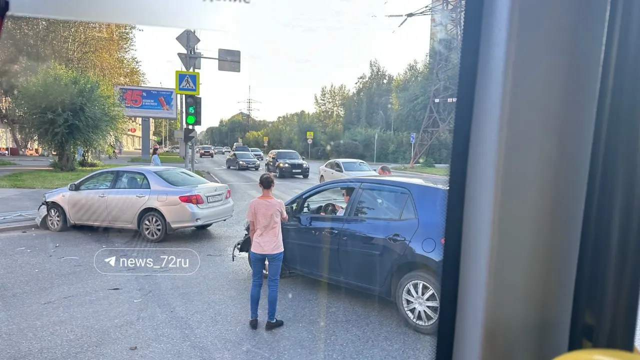 На улице Харьковской произошла авария с холодильной машиной; подробности выясняются.