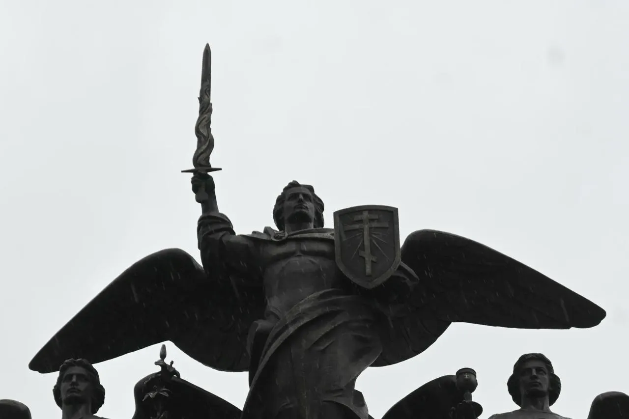 В Визовском микрорайоне открылся бронзовый монумент высотой 16 м с фигурами восьми архангелов. Памятник освятил митрополит Евгений — его называют подарком городу; постамент облицован габбро‑диабазом, а меч архистратига весит более 50 кг.