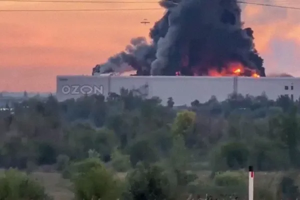 Ночные удары по складам российского маркетплейса продолжаются: пожар на складе в Оренбургской области локализован, пострадавших нет.