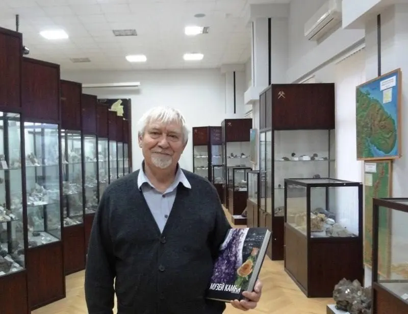 У Екатеринбурга умер основатель Музея камня Владимир Пелепенко, собравший уникальную коллекцию минералов и открывший экспозицию в гостинице. Прощальная служба состоится 17 августа.