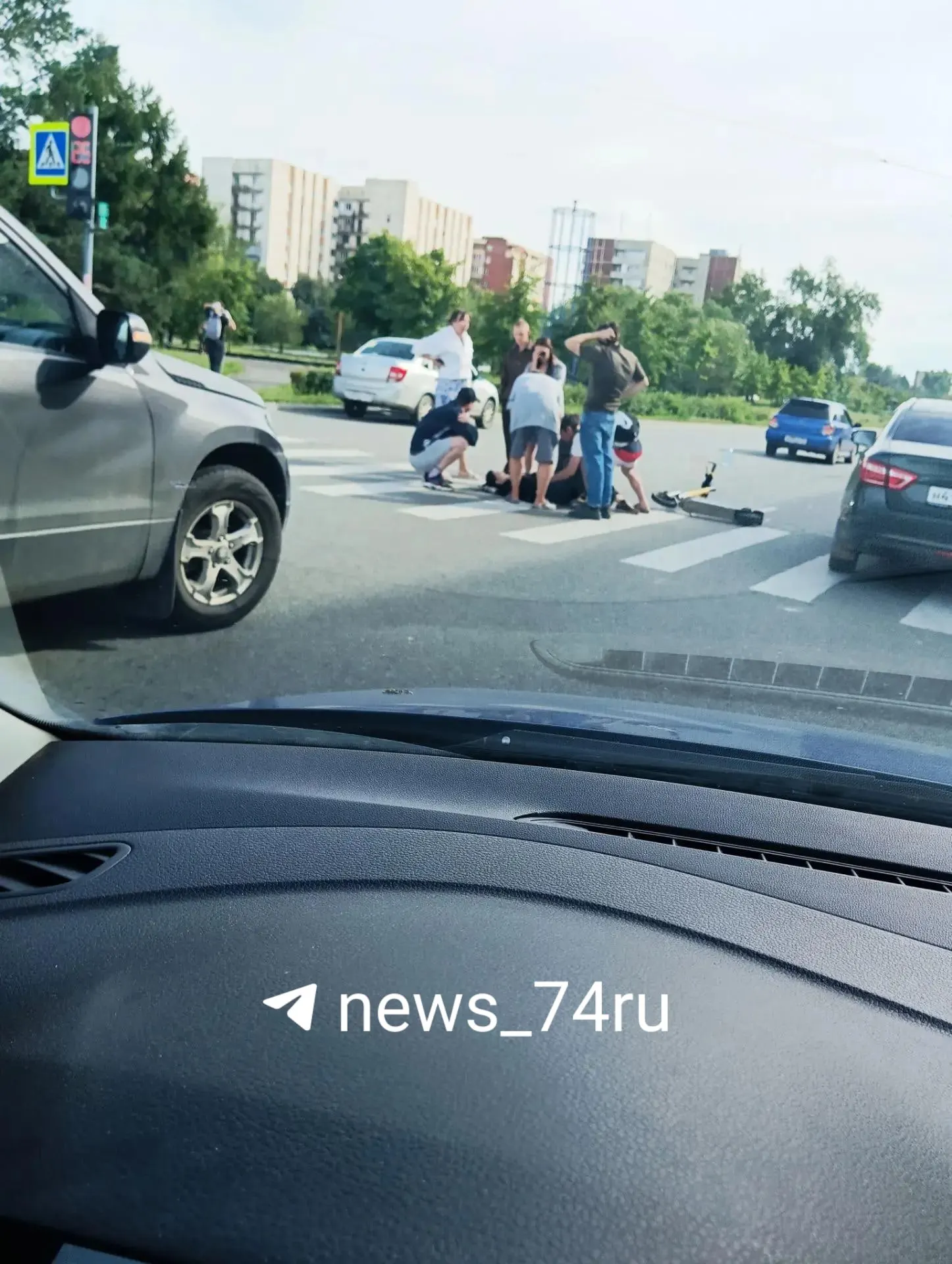 Пострадавшая находится в сознании; на месте — свидетели, ждут прибытия скорой помощи.