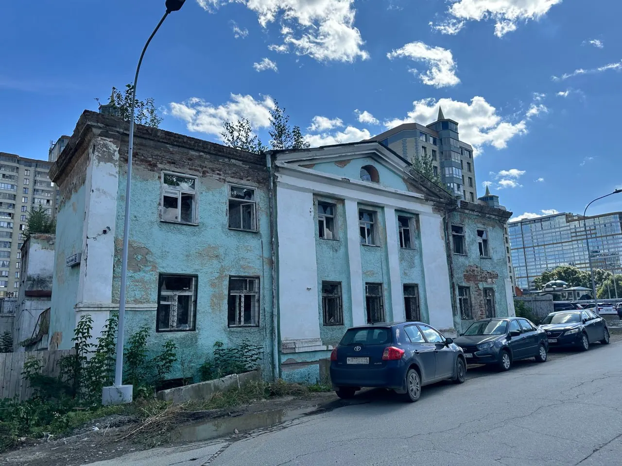 Перед судебным слушанием обсуждают передачу Троицкой церкви старообрядческой общине: застройщик требует передачи храма и прилегающего участка, а община настаивает на сохранении и реконструкции.