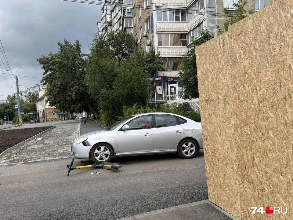 На месте реконструкции установлен забор, который ухудшает обзор для самокатчиков; зафиксированы несколько ДТП. Власти обсудили организация перехода и возврат знаков жилой зоны.