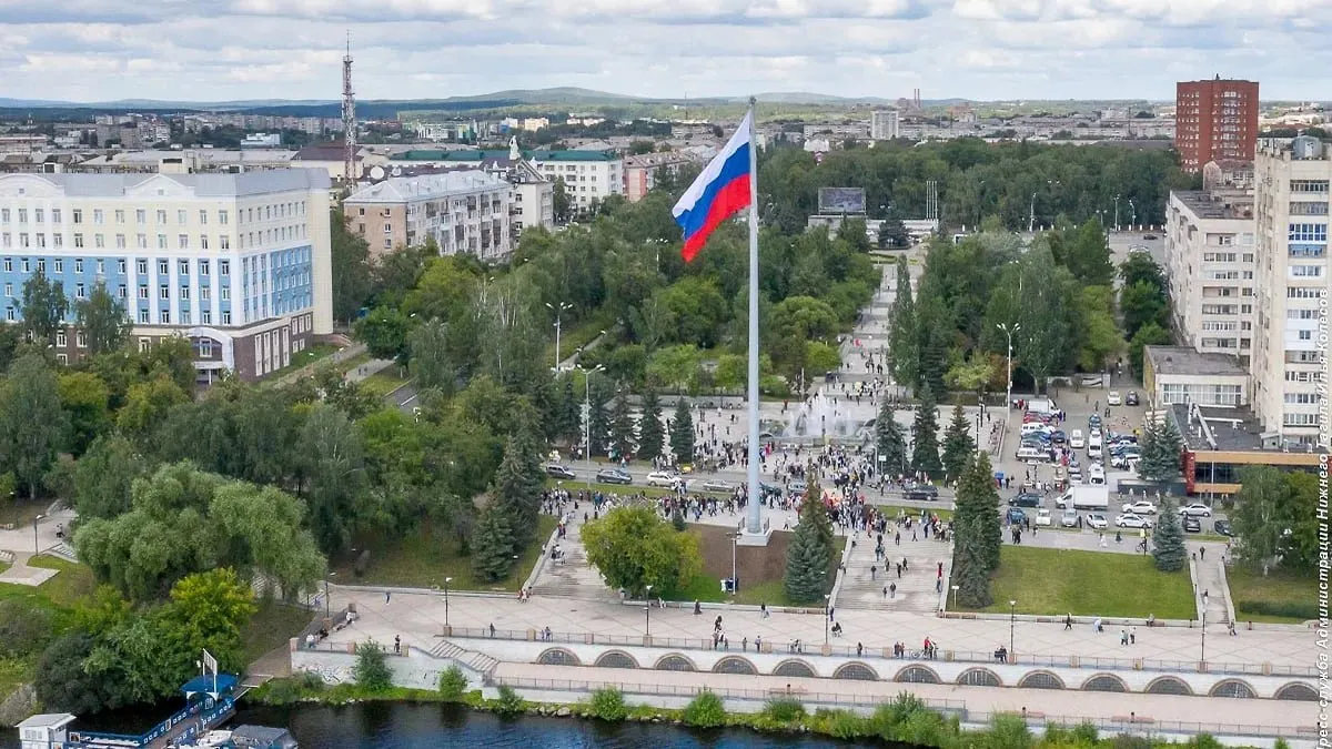 Прокуратура требует признать недействительным основной муниципальный контракт и договор на поставку конструкции. Суд арестовал счета подрядчиков и требует вернуть в бюджет 37 миллионов рублей.