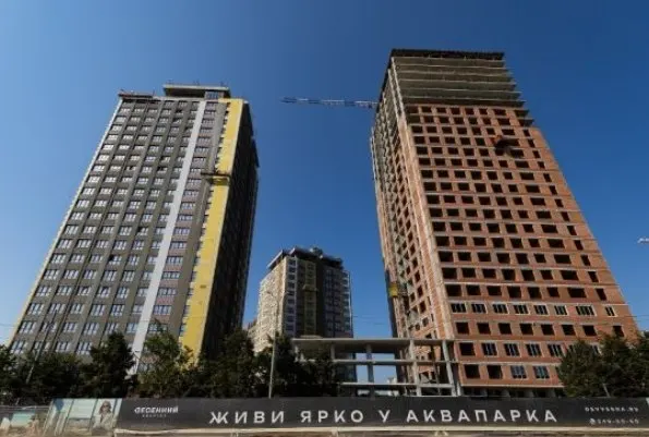 Во втором квартале 2026 года около 47,5% сделок на рынке новостроек Челябинска заключались со скидками. В среднем дисконт достиг 12,8%, примерно 990 тысяч рублей на квартиру — рекорд для Урала. Но снижение цен не привлекло покупателей: застройщики перенаправляют спрос друг к другу.