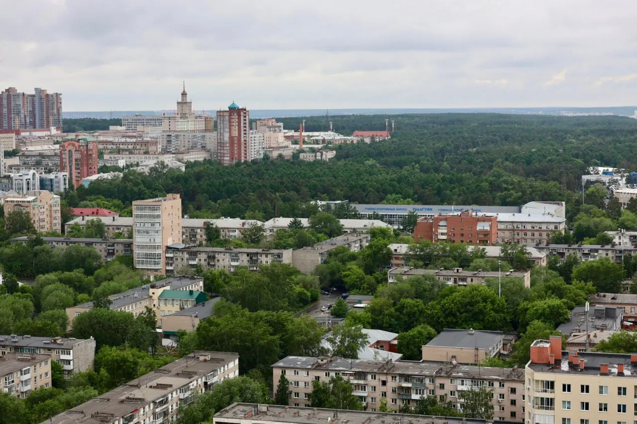 Утром в ряде регионов — от Татарстана до Урала — поступали предупреждения о возможных угрозах БПЛА. На время закрывали аэропорты, власти призывают сохранять спокойствие и бдительность.