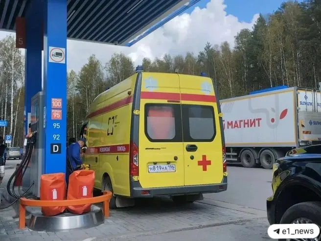 Житель Екатеринбурга внезапно ухудшил самочувствие на заправке в Серове; рядом находившиеся медики не сумели оказать помощь.