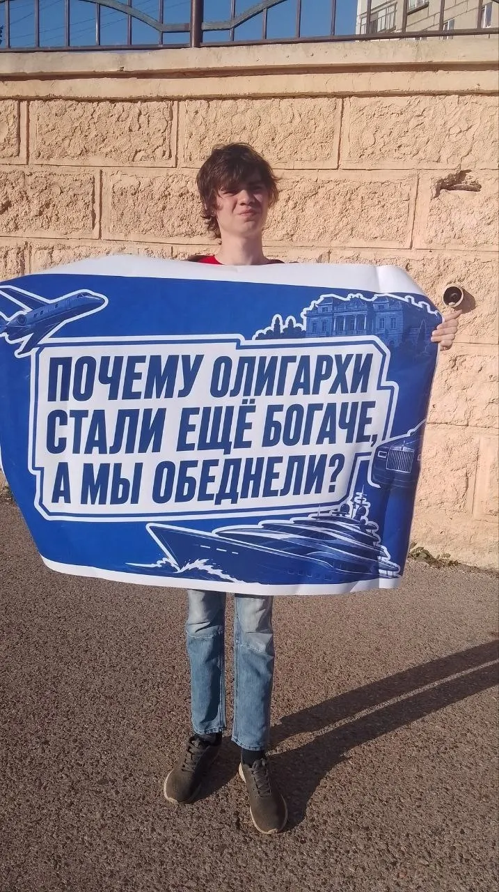 Активисты в центре Магнитогорска призывают ввести налог на роскошь для финансирования жилья молодёжи; сбор средств предлагают направлять в целевой фонд, а не в общий бюджет. Один участник сообщил о давлении со стороны провокатора.