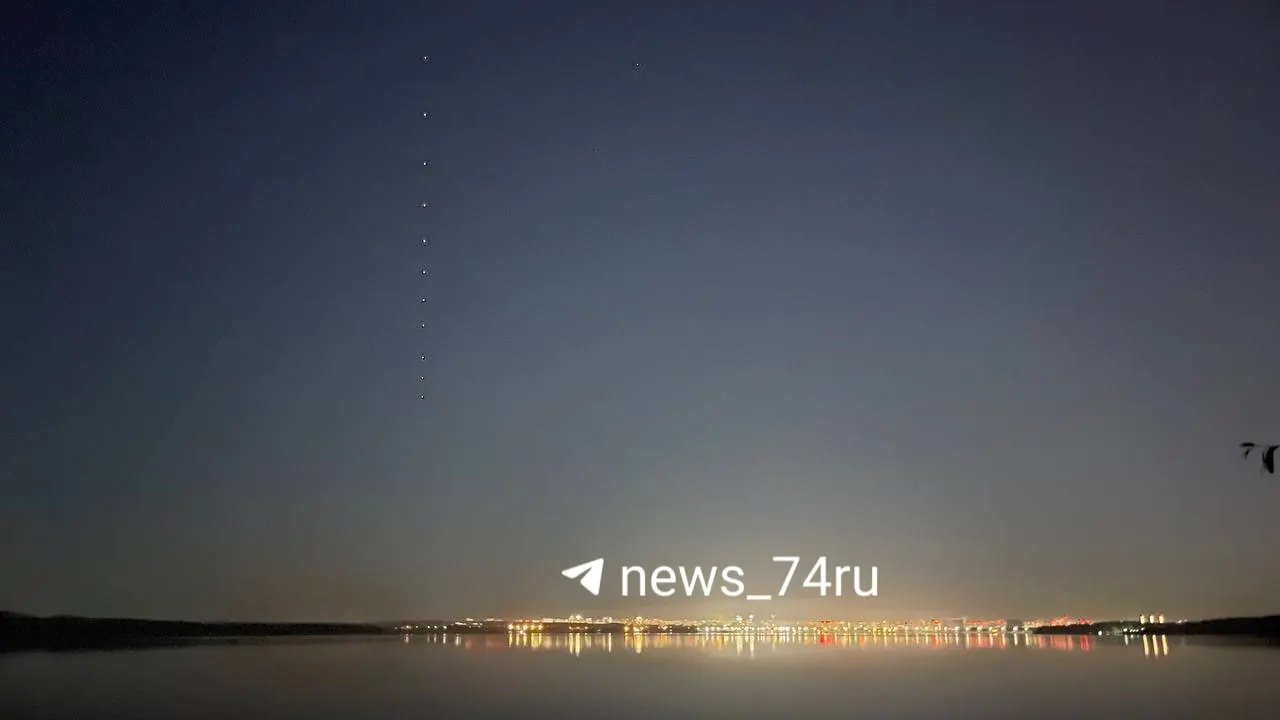 Ночью над регионом зафиксировали пролёт спутников Starlink. Они обеспечивают доступ в интернет без проводов, на орбите уже десятки тысяч аппаратов.