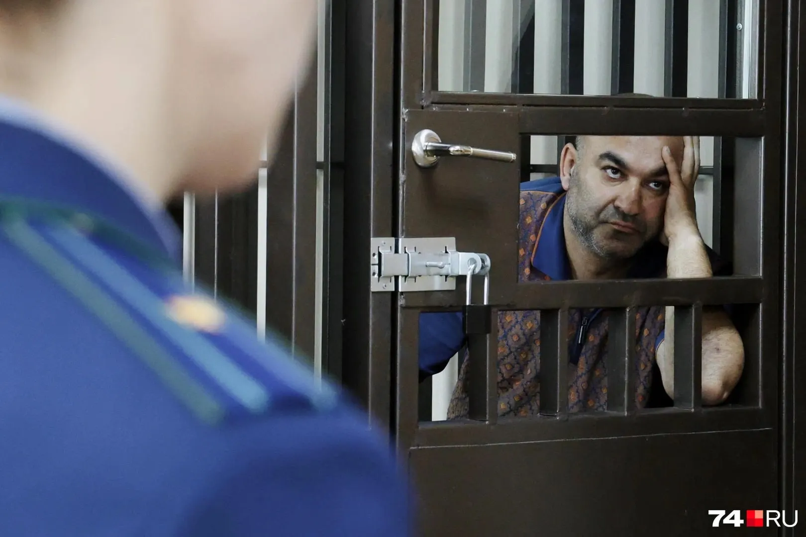 Суд вынес обвиняемому Ромику Варданяну наказание за взятку в размере двух миллионов экс-руководителю ГАИ Челябинска. По версии следствия, покровительство бизнесу обеспечивалось через передачу денег в период 2019–2025 годов; арестовано имущество на сумму свыше 77 млн рублей.