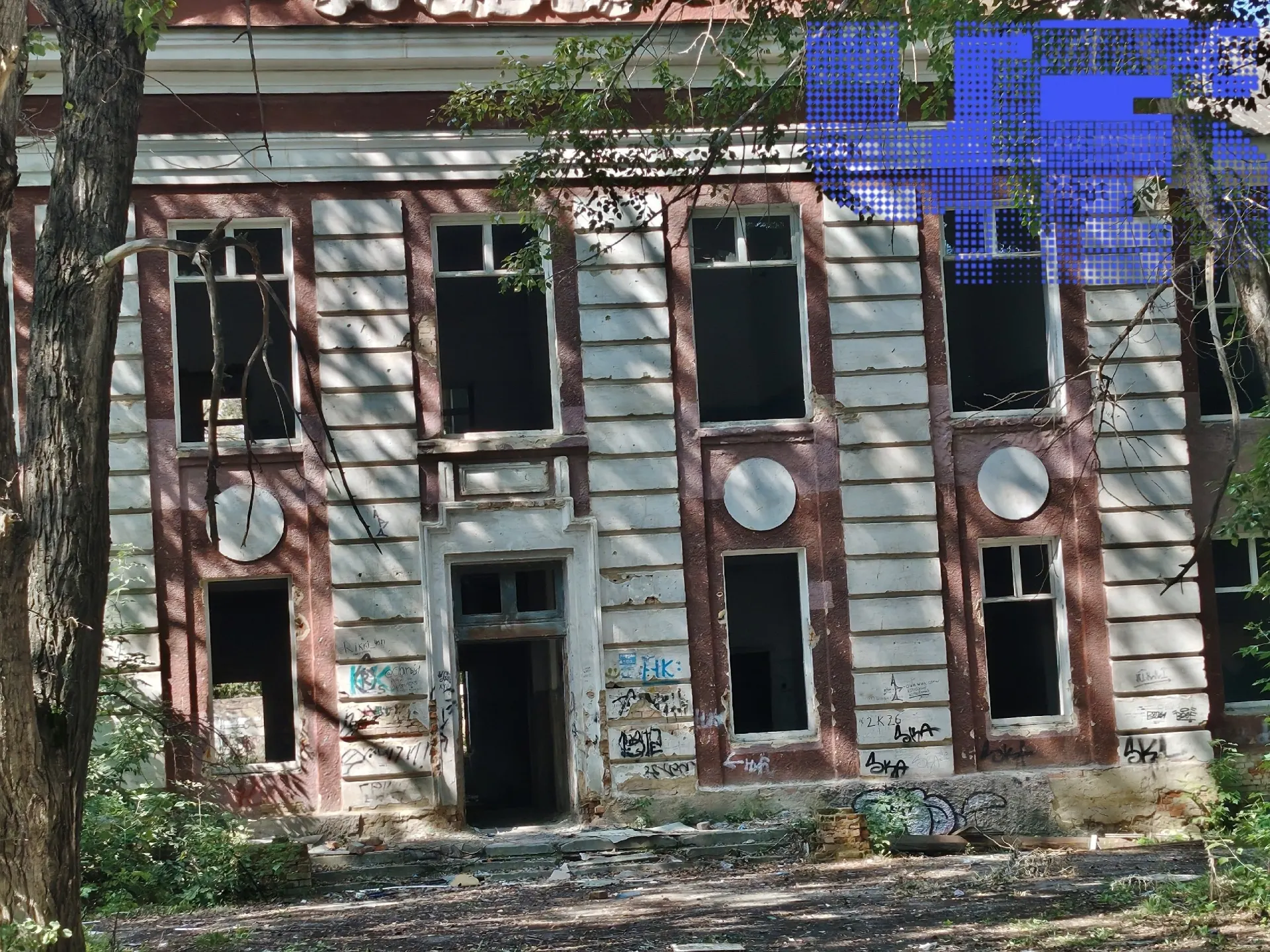 Местные жители требуют срочно снести заброшенное здание бывшей больницы на улице Федячкина (дом № 5а), чтобы прекратить угрозу для окрестных домов.