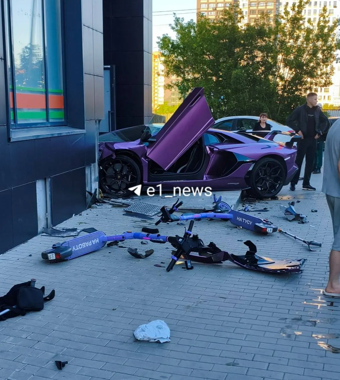 На улице Отрадной на скорости Lamborghini врезался в жилой дом; за рулем был Давид Алтушкин, сын основателя РМК Игоря Алтушкина. Пострадавший получил травмы головы; на месте работают полиция и медики.