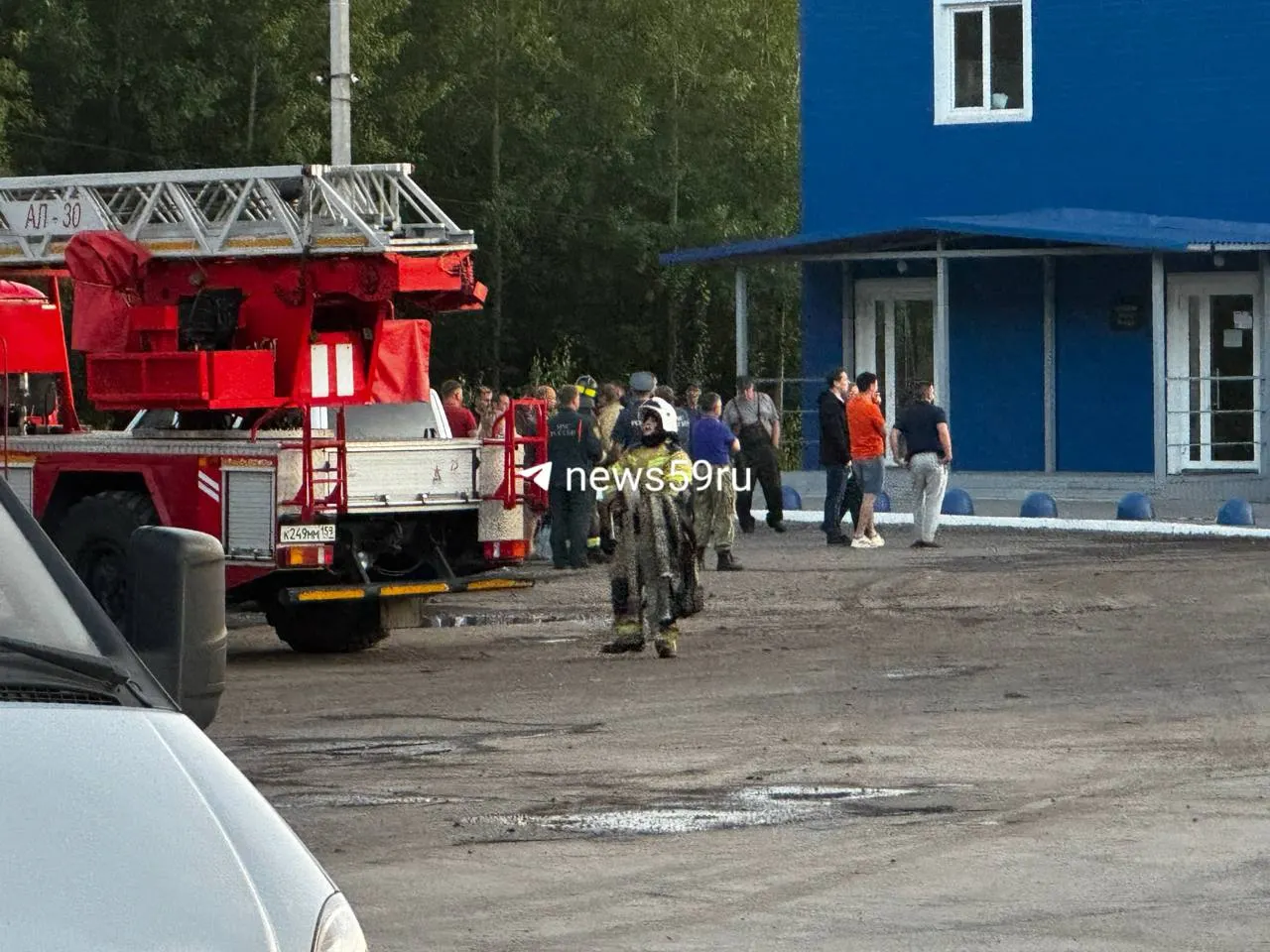 Пожар на территории Камского завода масел: тушение ведут двумя боевыми участками, применяют лафетные и пенные стволы, создан оперативный штаб.