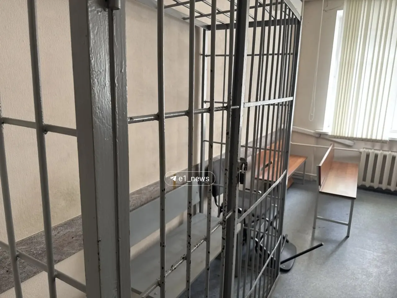 Двое несовершеннолетних обвиняются в нападении на школьницу; инцидент зафиксирован на видео; суд вынесет приговор.