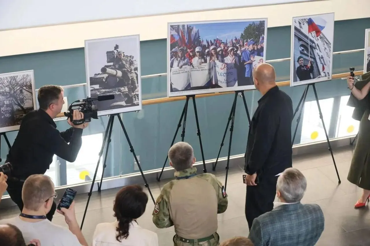 На форуме патриотов России в Тюмени представлена фотовыставка о жизни Донбасса после начала вторжения; автор погиб, экскурсии ведёт военный корреспондент, рассказывающий о смене взглядов автора.