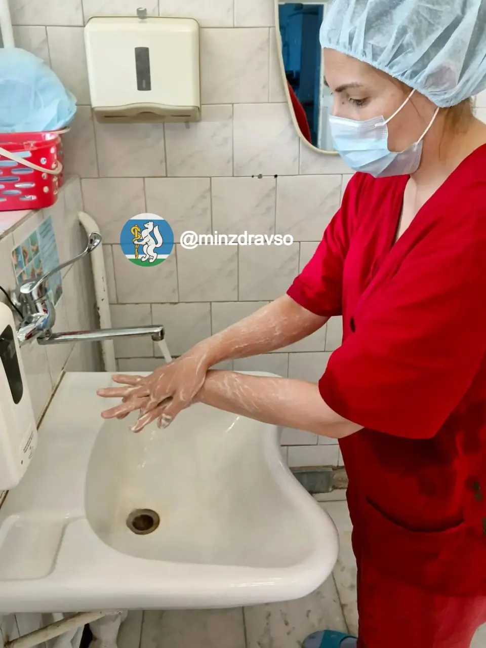 В отдельных районах сохраняются перебои с водоснабжением, однако медицинские учреждения города продолжают работу благодаря организованному подвозу воды.