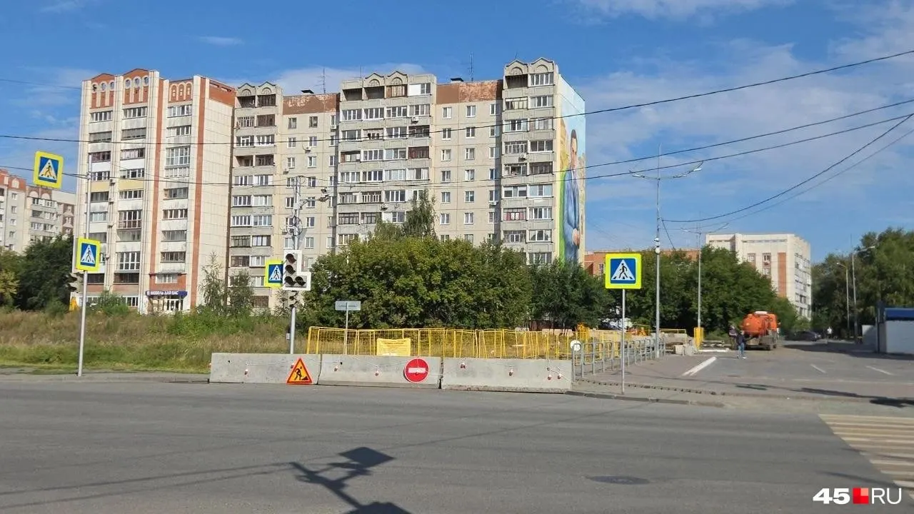 Движение ограничено на участке улицы Криволапова возле ТЦ «Пушкинский»; ремонт продолжается до 1 сентября, дорога перекрыта до 20:00 26 августа.