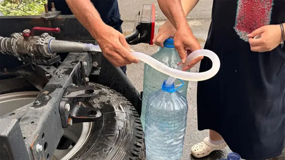 Жители Тюмени жалуются на запах и мутность воды, власти обещают разбор причин и меры по стабилизации ситуации. В регионе проводятся проверки и принимаются шаги для обеспечения водоснабжения.
