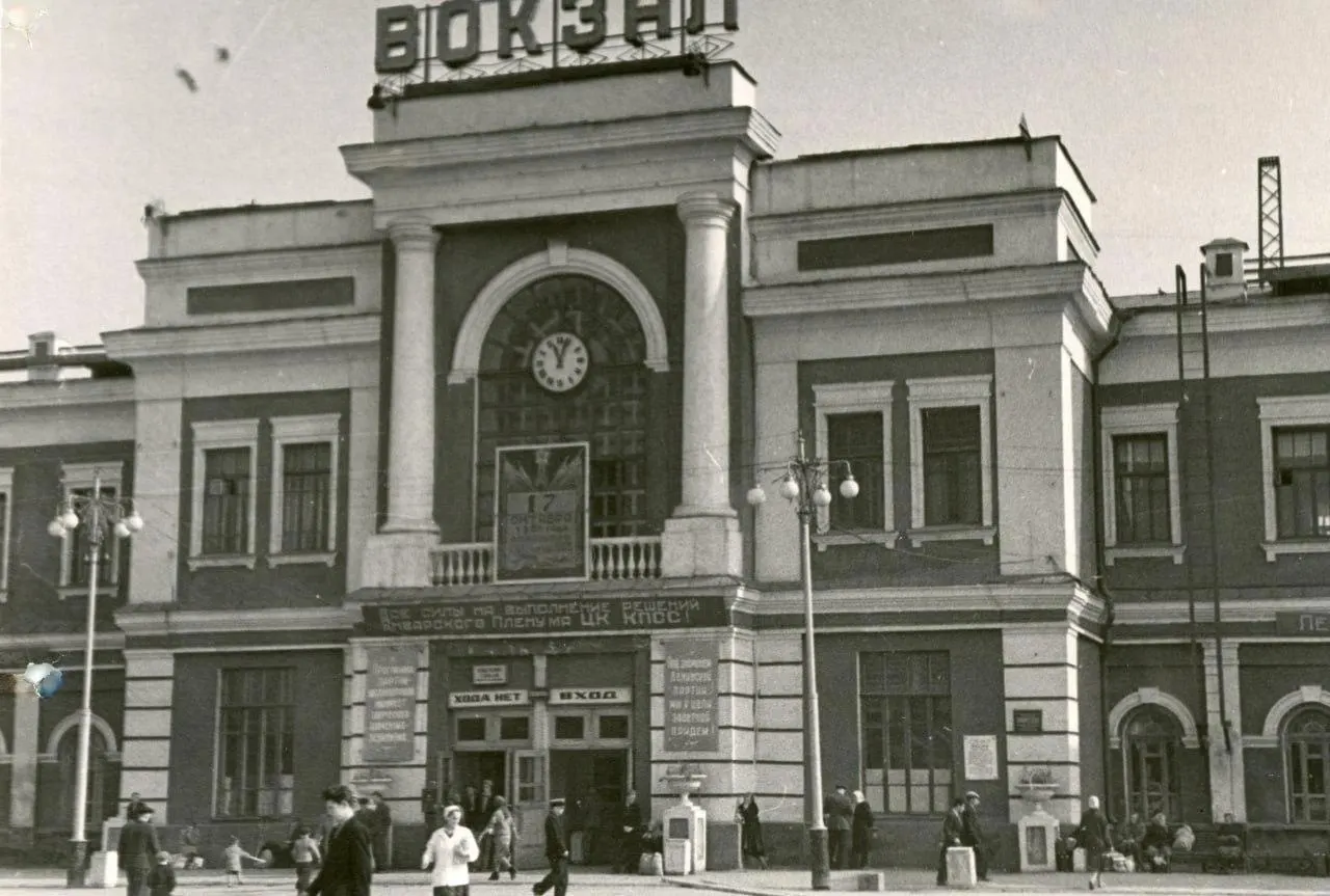 Обзор рассказывает о Советском районе, его развитии вокруг старого вокзала, открытого в 1892 году, и представляет уникальные архивные кадры к юбилею Челябинска.