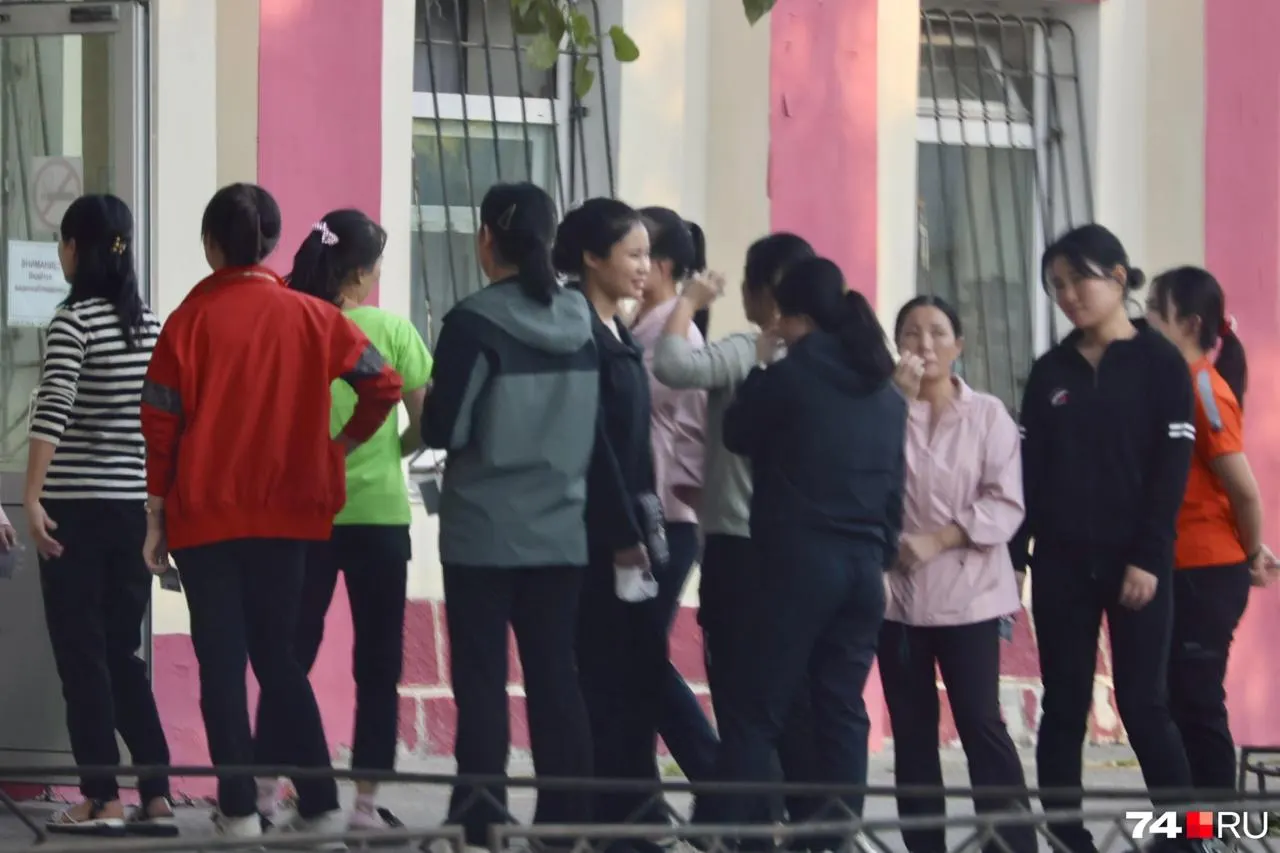Около 150 иностранок работают на уборке и фасовке; языковой барьер и переводчик; часть надписей на корейском; автобусы и общежитие рядом с предприятием.