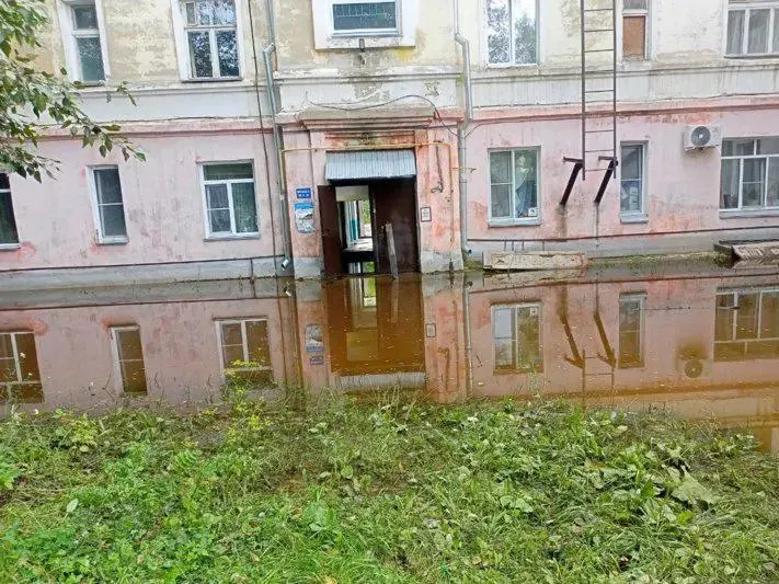 Жители Кургана жалуются на затопление двора и угрозу обрушения дома. Власти провели благоустройство двора, но проблему не решили.