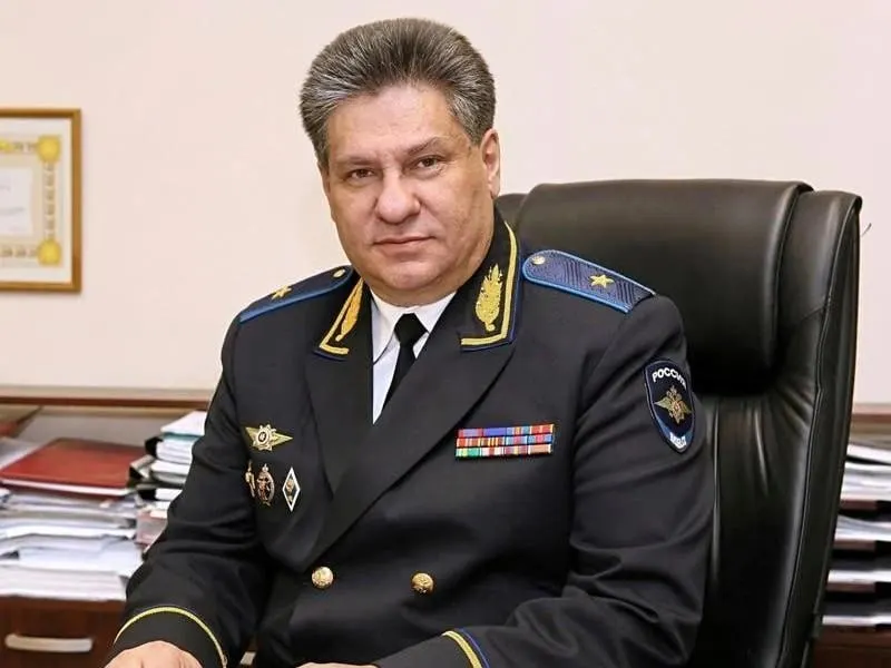 Временно обязанности главного следователя гарнизона возложат на его зама Дмитрия Павлусенко; Миронов прослужил более 40 лет и имеет значимый послужной список наград.