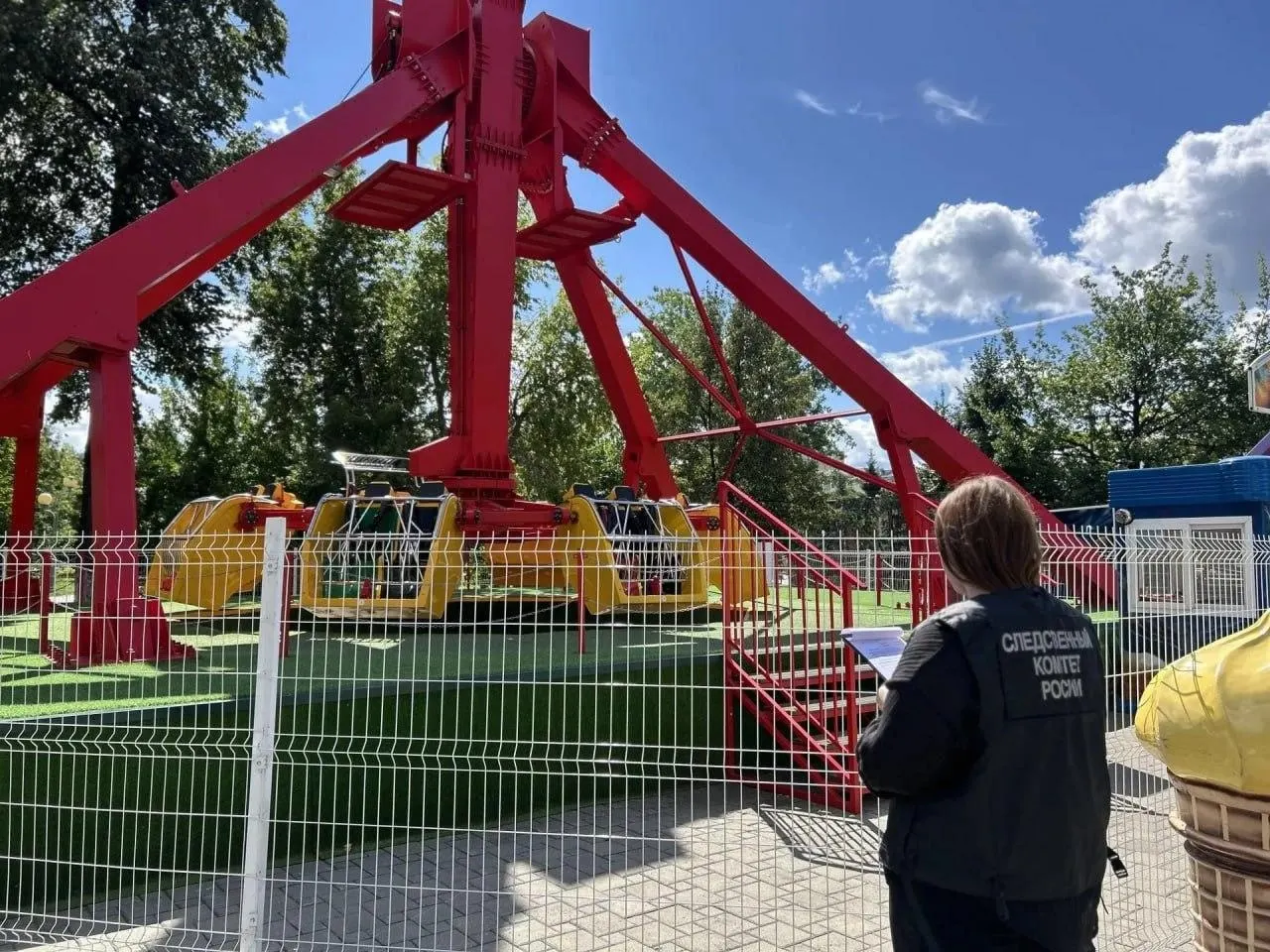 После падения с аттракциона в городском парке города Тюмени возбуждено уголовное дело; пострадавшая госпитализирована, проводится следствие.