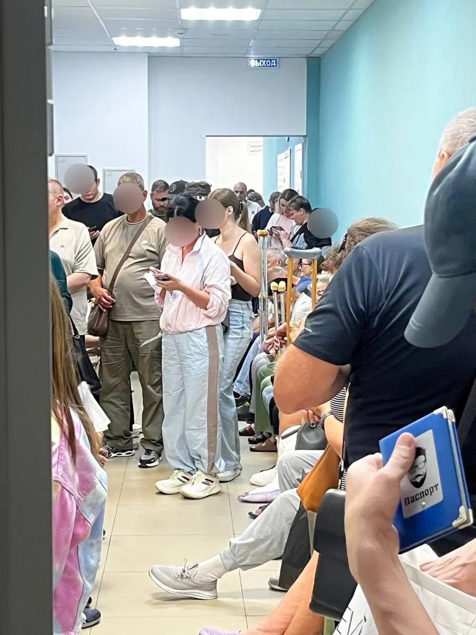 Жители Челябинска жалуются на переполненную очередь к хирургу в поликлинике на Братьев Кашириных; руководство объясняет, что часть сотрудников в отпуске, и диспансеризация увеличивает нагрузку.