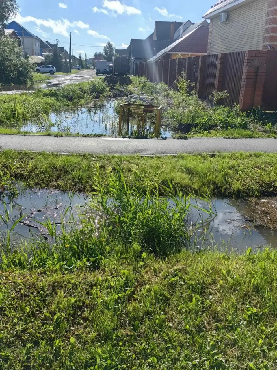 В микрорайонах Быкова и Зайкова вода затапливает подвалы, дворы и участки; обращения граждан к властям остаются без конкретных мер.