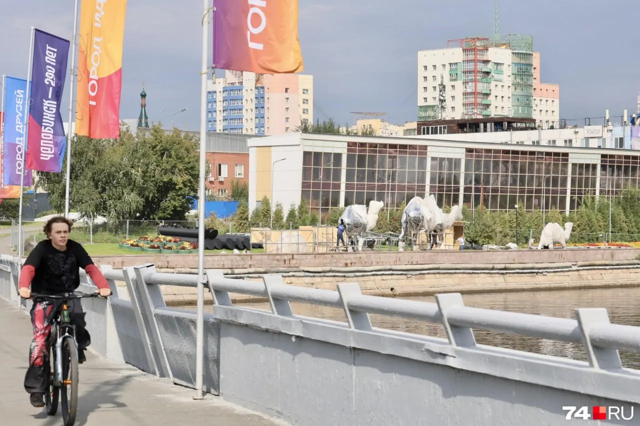 К Дню города в регионе появятся гигантские верблюды на набережной, которые станут частью светомузыкального фонтана, оформленного по мотивам Великого шелкового пути.
