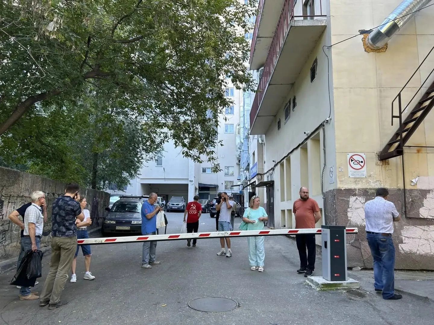 Жильцы и владелец помещения спорят по поводу доступа во двор: демонтаж шлагбаумов инициирован хозяйствующей компанией, ситуация выходит на юридическую арену.