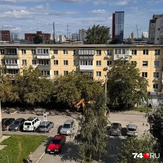 Жители жалуются на исчезновение парковочных карманов между Красной и Клары Цеткин; власти утверждают, что работы касаются тротуаров и озеленения и направлены на безопасность на дорогах.