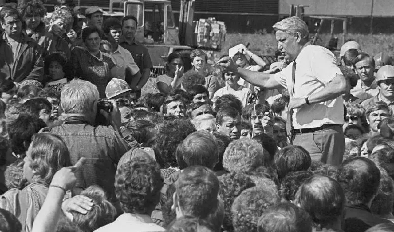 В августе 1990 года на фоне волны деклараций суверенитета Ельцин подчеркнул идею сохранения единства страны в рамках Федерации. Так началась новая страница политических перемен в регионе.
