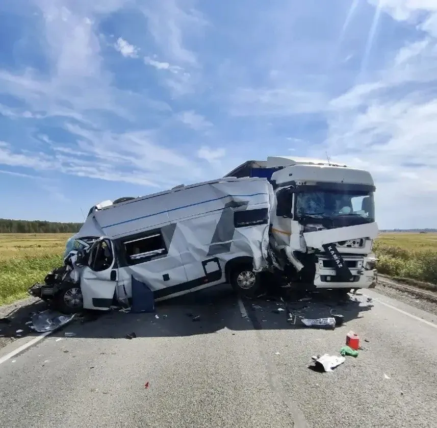 На трассе Тюмень — Омск столкнулись КамАЗ с прицепом, Fiat Ducato и автобус Yutong. В аварии пострадали водитель Fiat Ducato и женщина-пассажирка; на месте работают полиция и прокуратура, расследование продолжается.