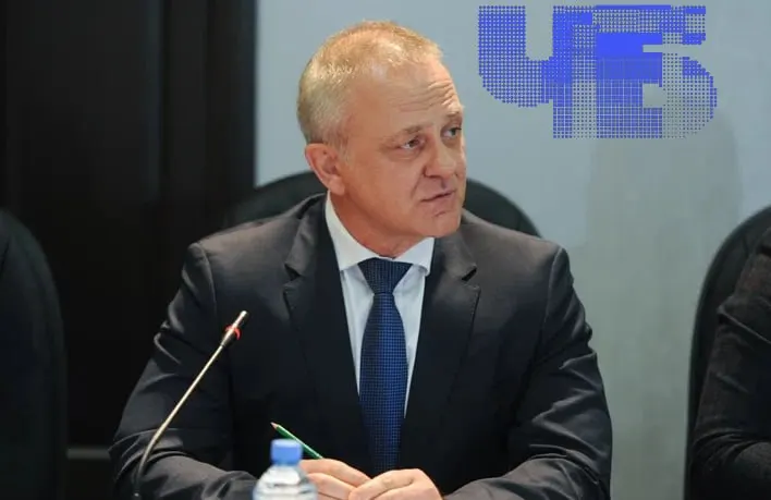 После апелляции прокуратуры суд отменил домашний арест для фигурантов; расследование касается фиктивного трудоустройства и госзакупок на сумму около 400 млн рублей.