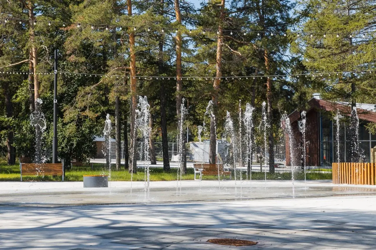 Площадка открылась частично после очередных переносов дат и споров: гостям доступны новые развлечения, а на Урале появился первый паровой фонтан, часть объектов дорабатывается.