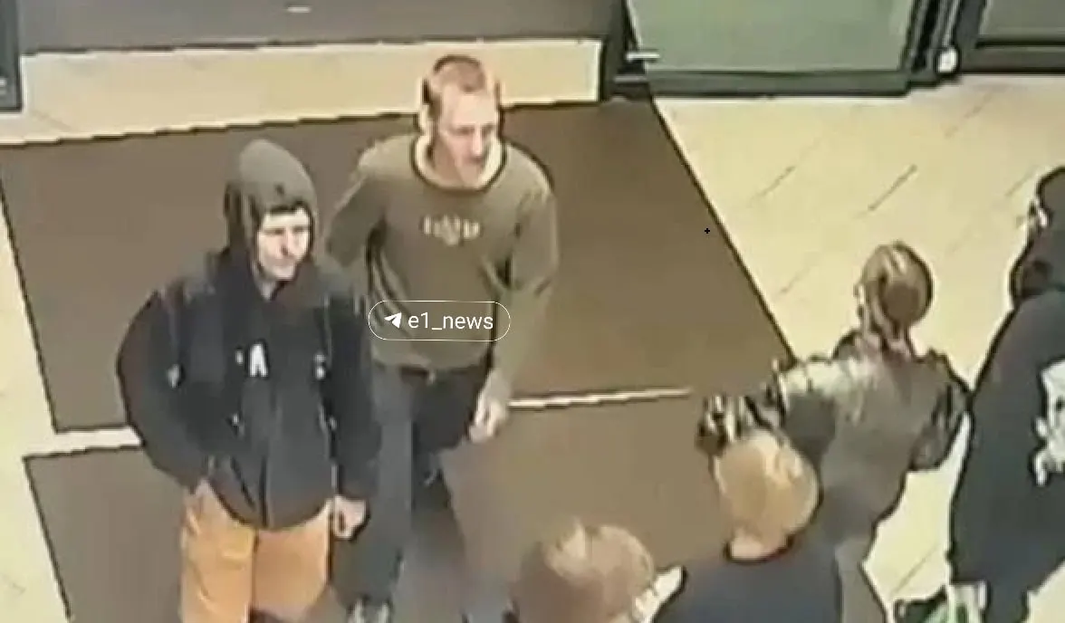 Один из нападавших ударил мужчину ножом в горло; пострадавший доставлен в больницу. Свидетели сообщили, что задержать подростков было сложно из‑за наличия ножа.
