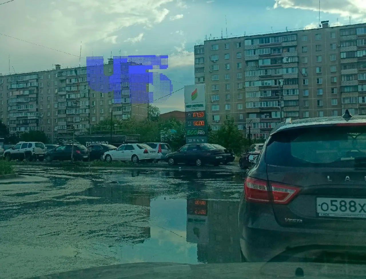 Жители Копейска жалуются на дефицит топлива и длинные очереди на заправках из-за работы лишь одной АЗС в городе.