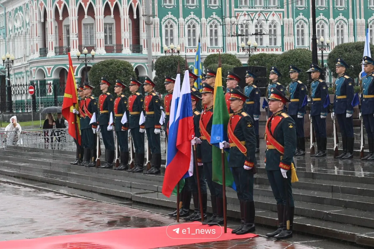 У памятника Василию Татищеву и Вильгельму де Геннину состоялось возложение цветов и официальное открытие мероприятия — на церемонии присутствовали главные городские чиновники.