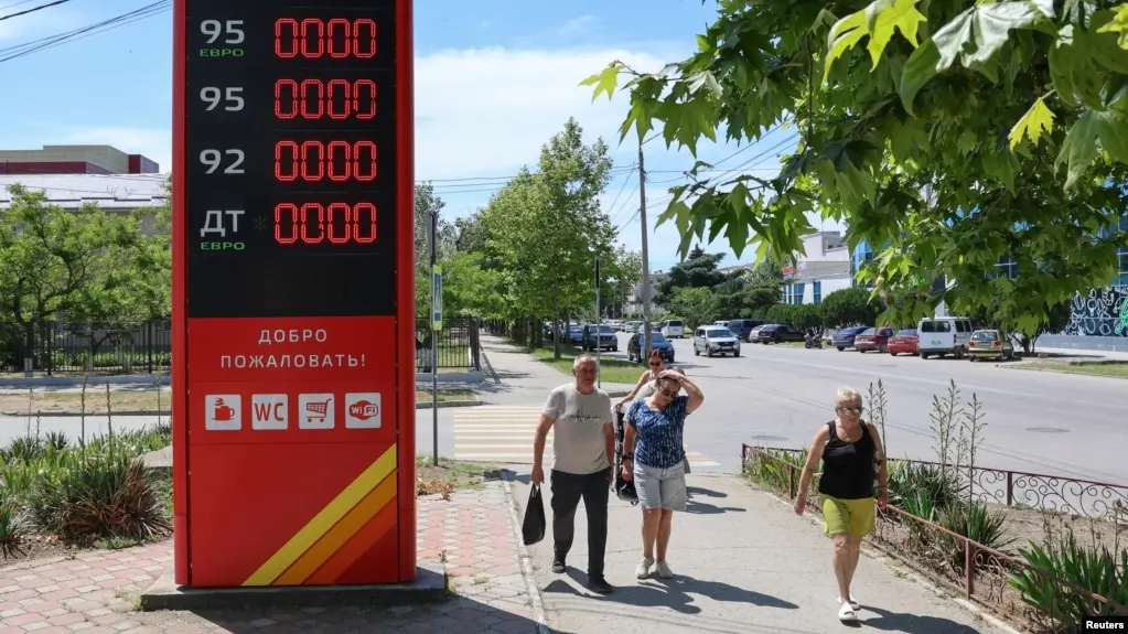 В Геленджике и окрестностях бензин исчез, на большинстве заправок остаётся дизельное топливо; водители стоят в длинных очередях, принимаются меры по регулированию отпуска топлива.