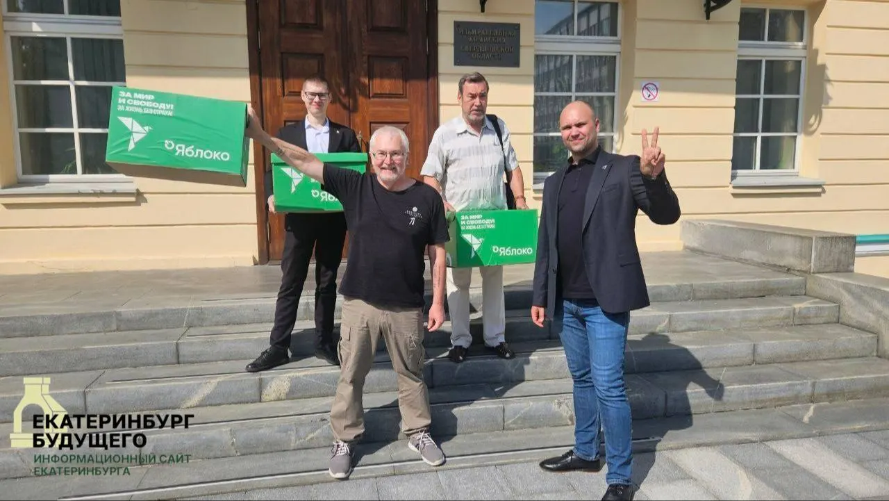 В Свердловской области на свердловское отделение партии «Яблоко» оказывается давление: суд арестовал учёного и кандидата на пять суток, ранее против бывшего лидера свердловского молодёжного отделения возбудили уголовное дело по статье о терроризме, после чего он покинул Россию.