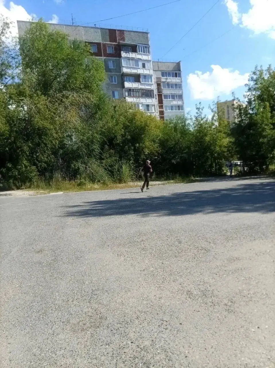 В торговом зале магазина «Чижик» на Московском тракте в Тюменской области мужчина повёл себя неприлично; сотрудников эвакуировали посетителей, женщине оказана помощь, полиция ведёт работу по задержанию подозреваемого.