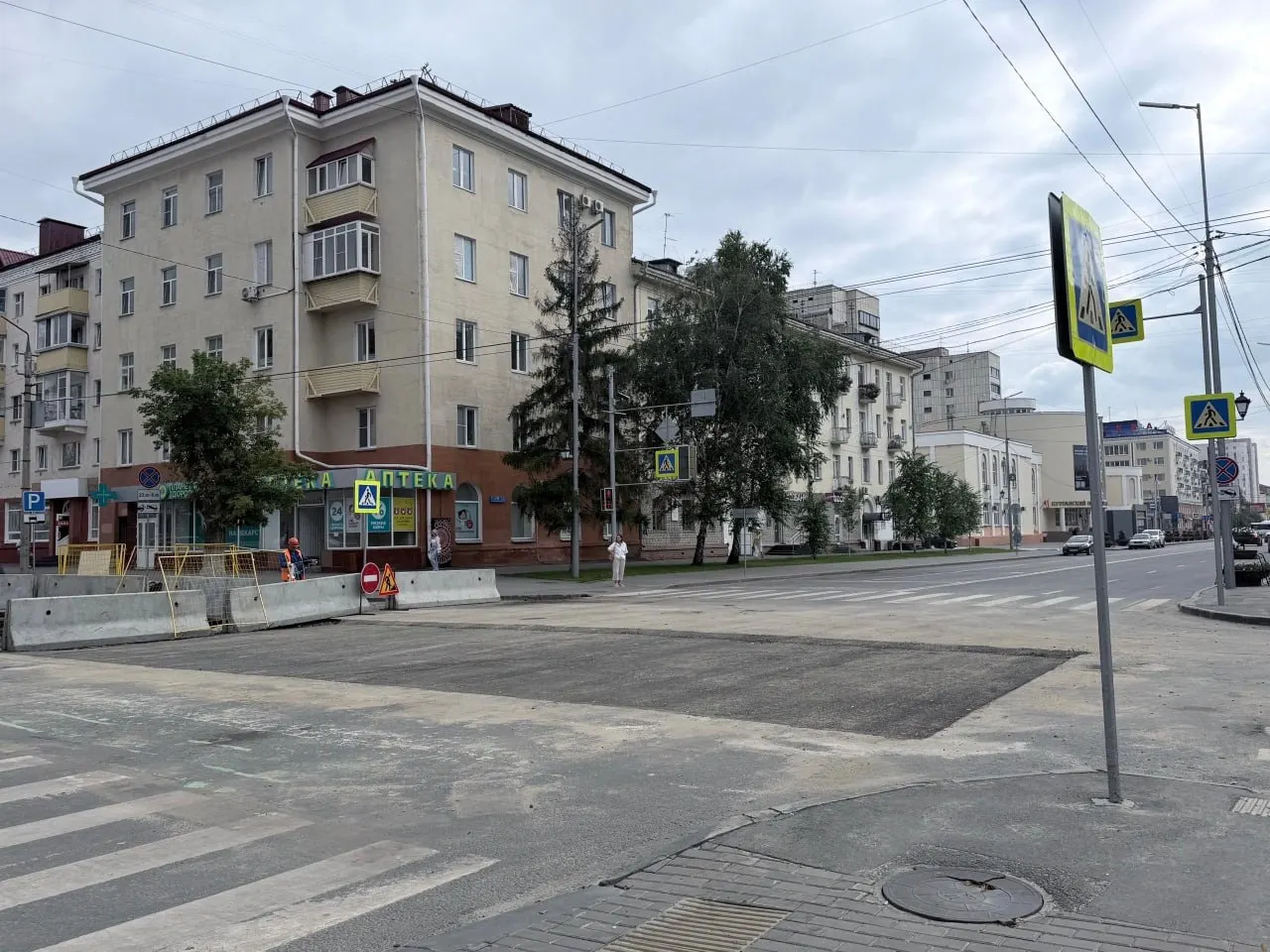 Движение возобновлено на перекрестках Кирова–Гоголя и Свердлова–Невежина в Кургане; на Гоголя уложен нижний слой асфальта, ремонт тепломагистрали продолжается.